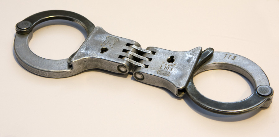 Arrestatie ongewenste gasten op feest