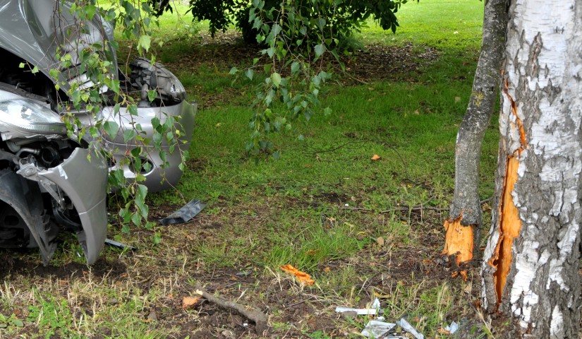 Automobilist botst frontaal op boom