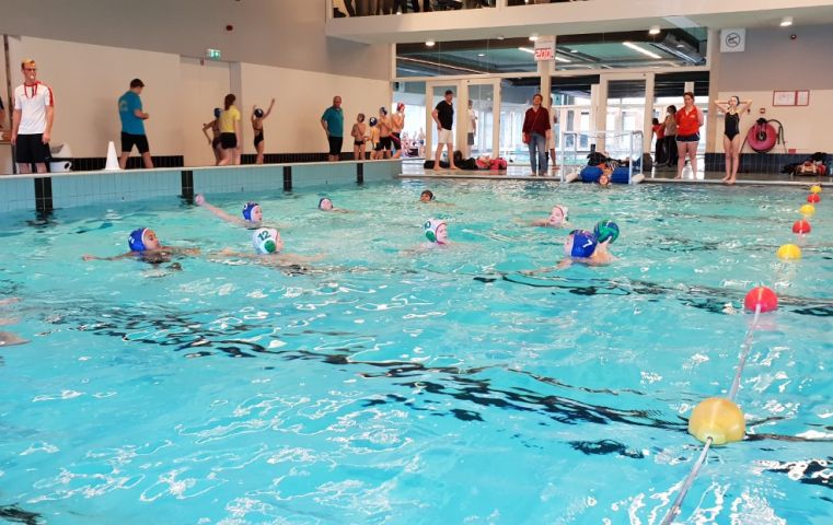 Jaarlijks miniwaterpolotoernooi in Waalwijk een groot succes