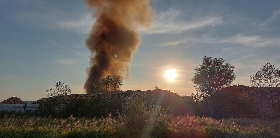 Zeer grote brand bij Maton Groep in Waalwijk (Video)