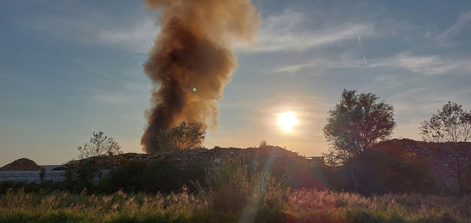 Zeer grote brand bij Maton Groep in Waalwijk (Video)