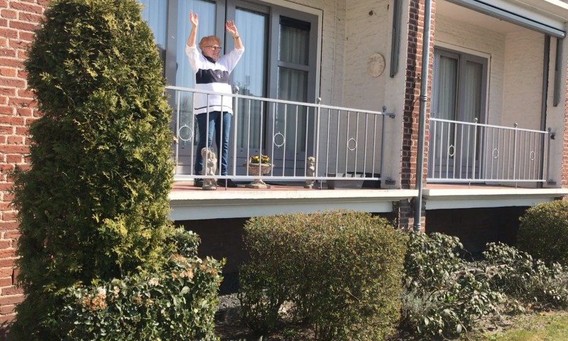 Sporten op het balkon om fit te blijven (video)