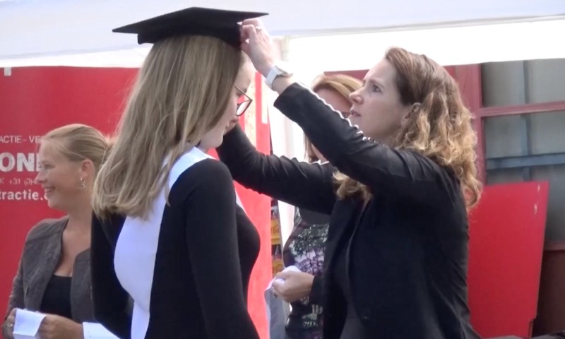 Creatieve diploma-uitreiking vmbo-school De Overlaat (video)