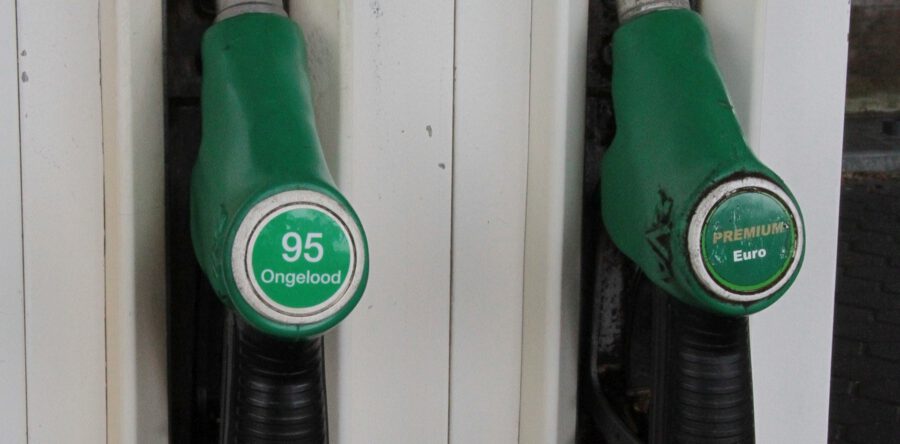 Accijns op brandstof per 1 april omlaag