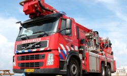 Fietspad en weg onder water na leidingbreuk in Drunen