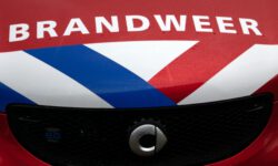 Bestelbus in vlammen op aan De Kroonweg in Waalwijk