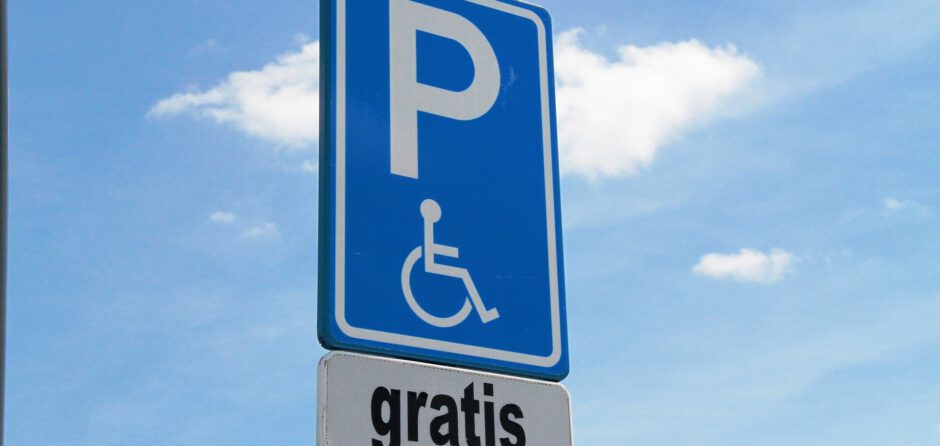Heusden maakt parkeerkaart voor gehandicapten vele malen duurder