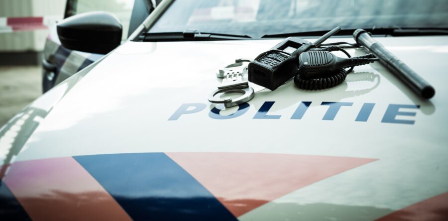 Auto botst op stroomkast en wordt gelanceerd