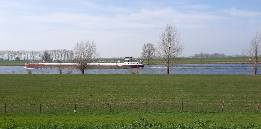 Visser vindt lichaam in water van Bergsche Maas