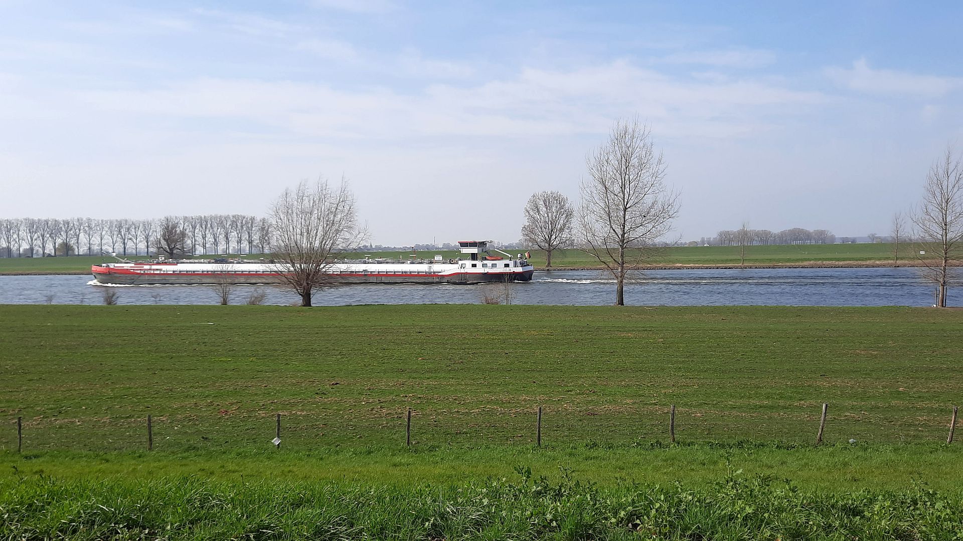 Visser vindt lichaam in water van Bergsche Maas