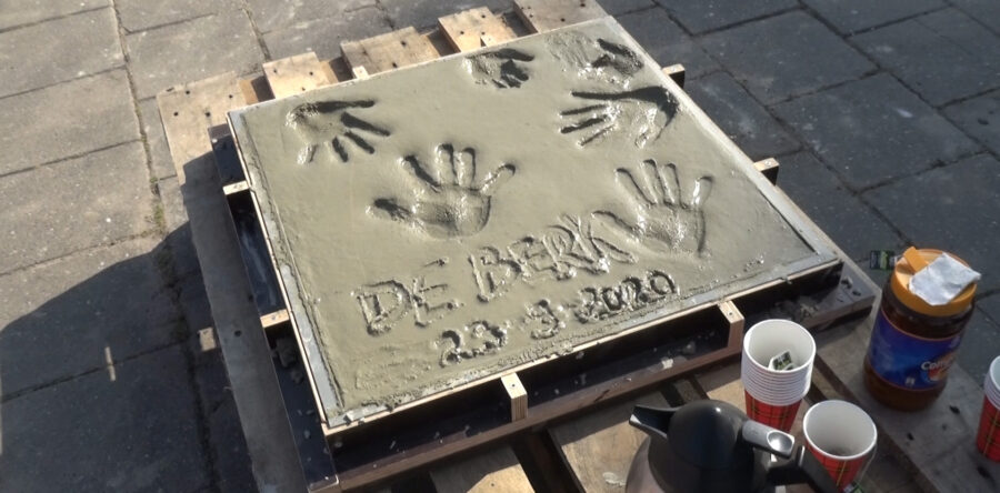 Handjes in het cement voor bouw De Berk (video)