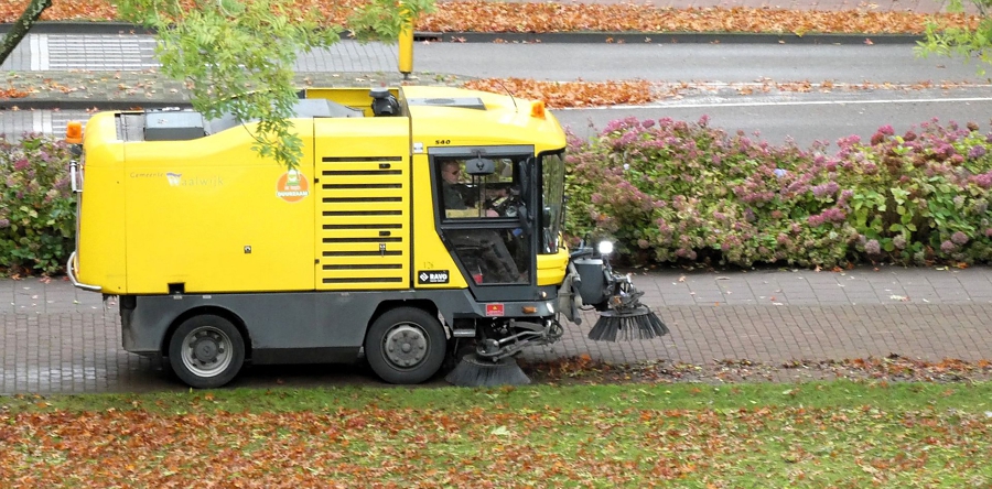 Gemeente Waalwijk gaat bladeren opruimen op hoofdwegen