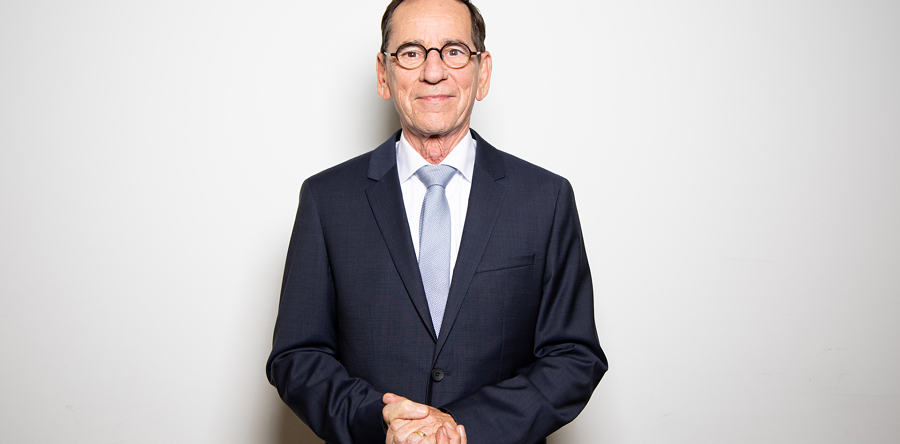 Wethouder Jan Brekelmans ontvangt zilveren erepenning