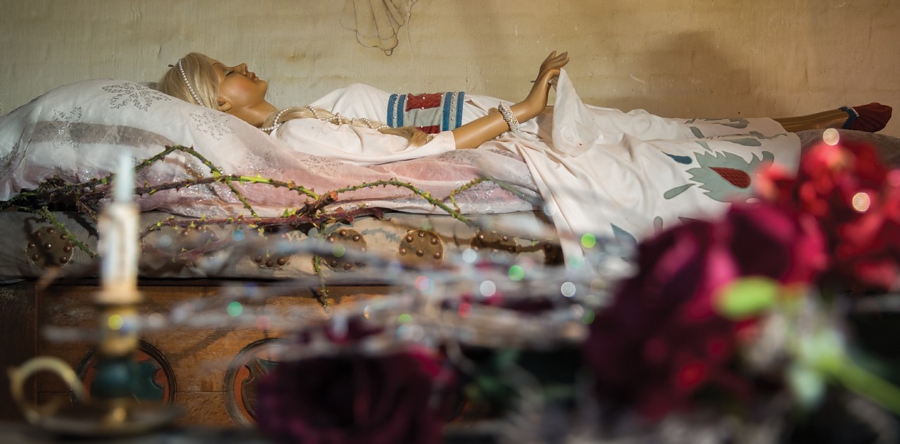 Doornroosje weer te zien: bezoekers kunnen rondom het kasteel lopen