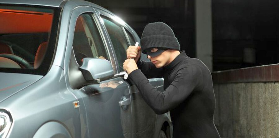 Politie Waalwijk waarschuwt inwoners voor auto-inbrekers