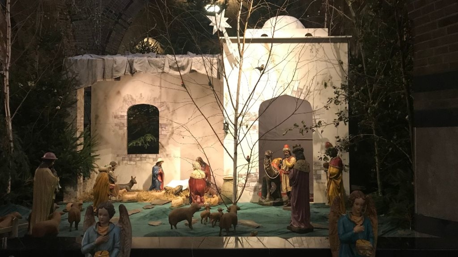 Kerststal Sint Jan de Doper kerk weer te bewonderen (video)