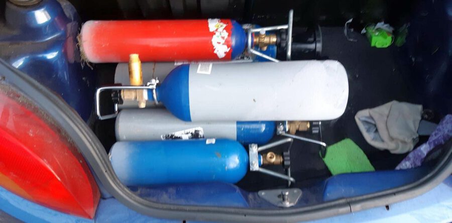 Politie treft drugs en 22 lachgasflessen aan in woning in Waalwijk