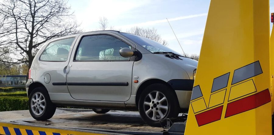 Negen auto’s in beslag genomen bij inval garagepand in Waalwijk