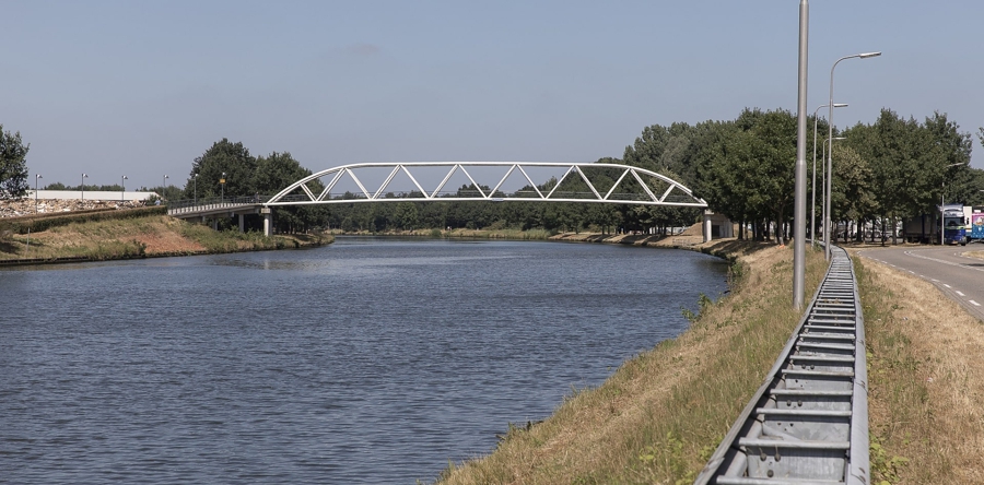 Man beland in Wilhelminakanaal Dongen en overlijdt