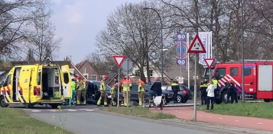 Auto rijdt in op rotonde