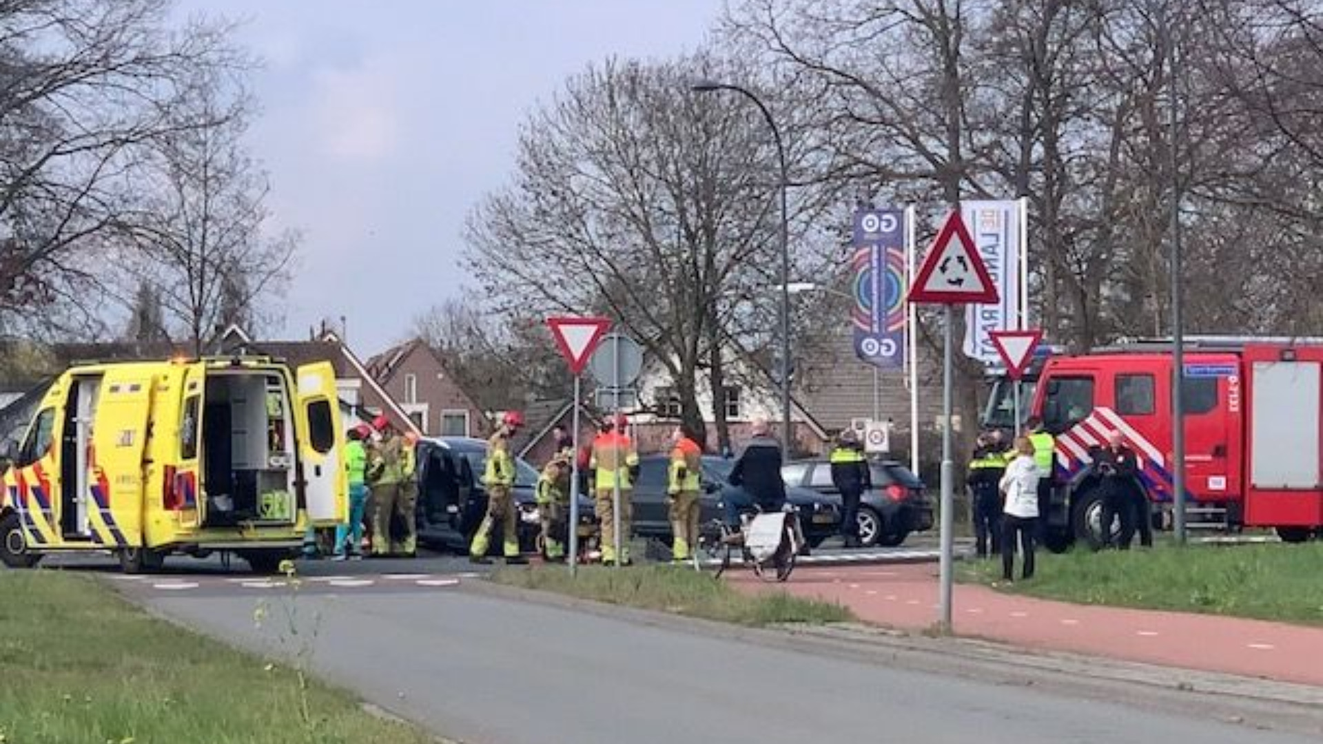 Auto rijdt in op rotonde