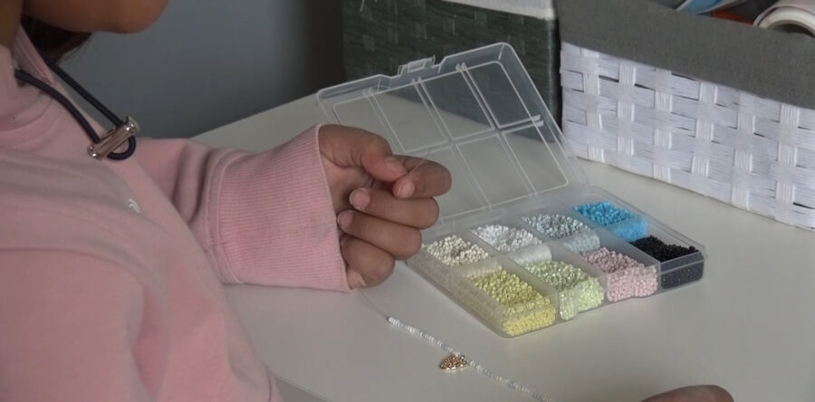 Beau Rampersad maakt armbandjes voor het goede doel (Video)