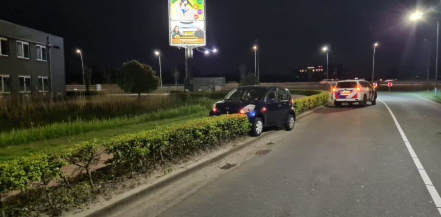 Bestuurder rijdt heg in bij Asserweg