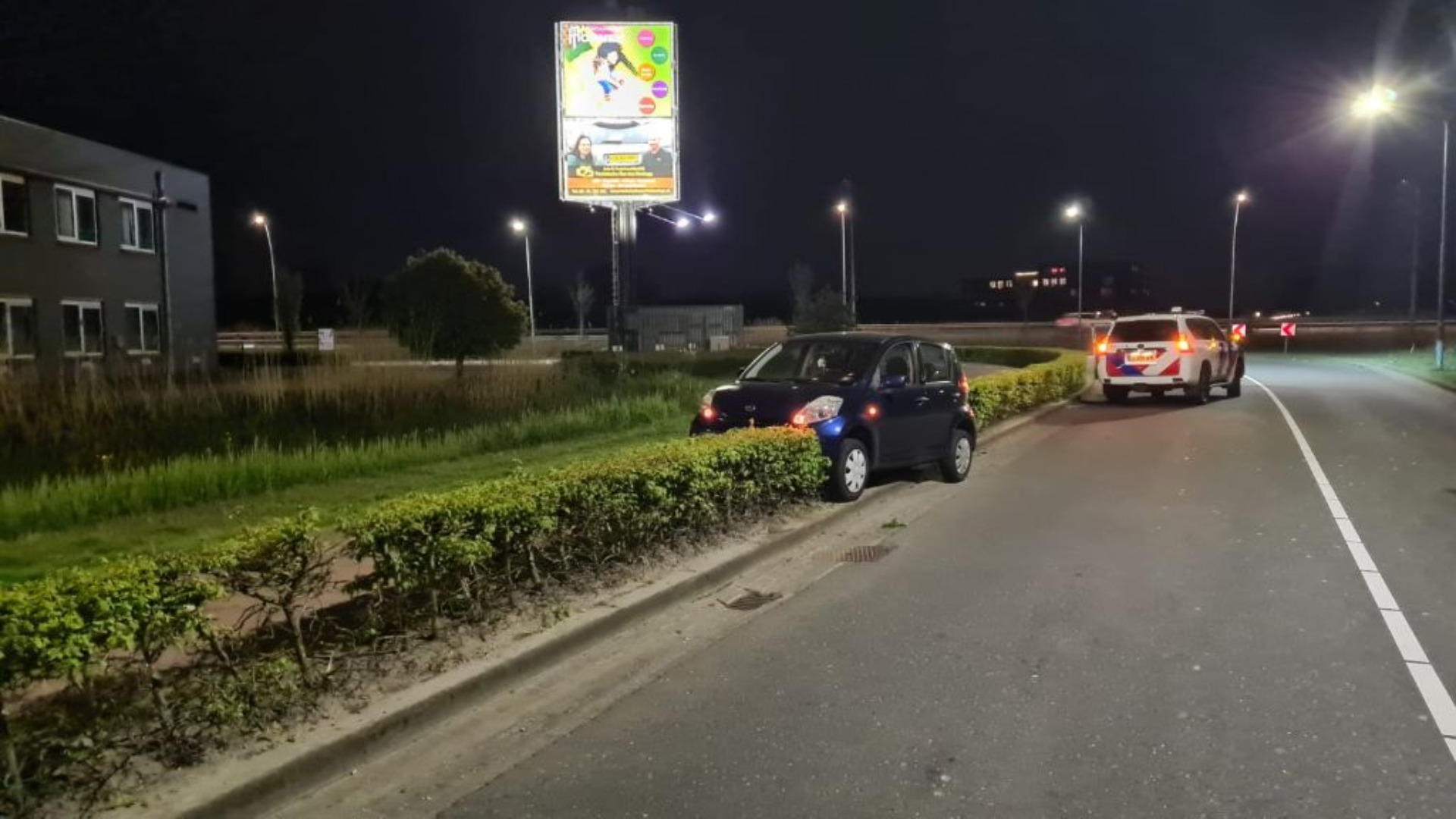 Bestuurder rijdt heg in bij Asserweg