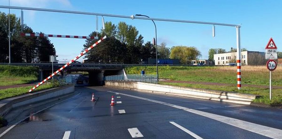 Bijna geen verrassing meer: Vrachtwagen botst bij horrorviaduct