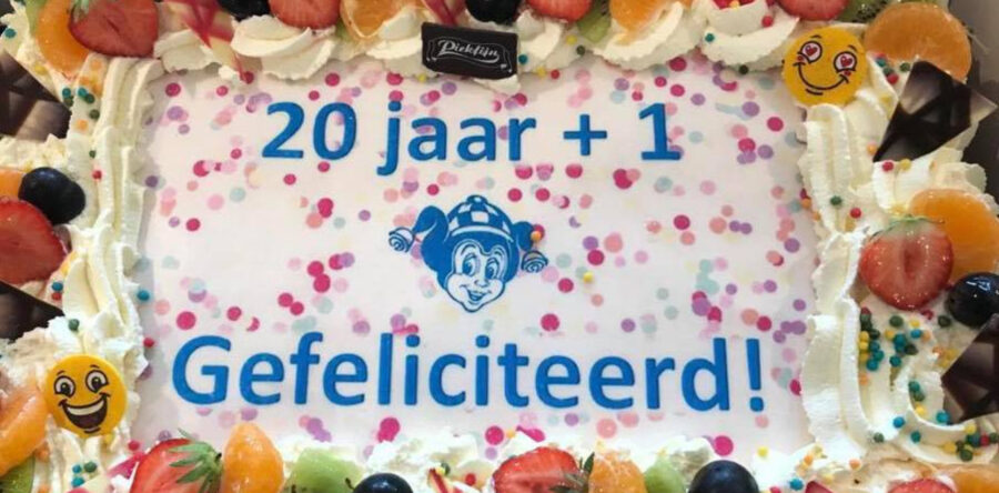 Burgemeester van Aart op bezoek met taart bij Villa Pardoes