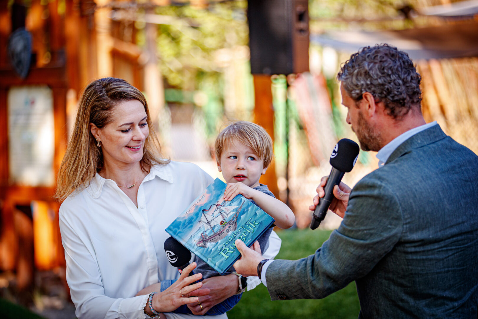 Speelbos Nest! geopend met overhandiging boek Marc de Hond