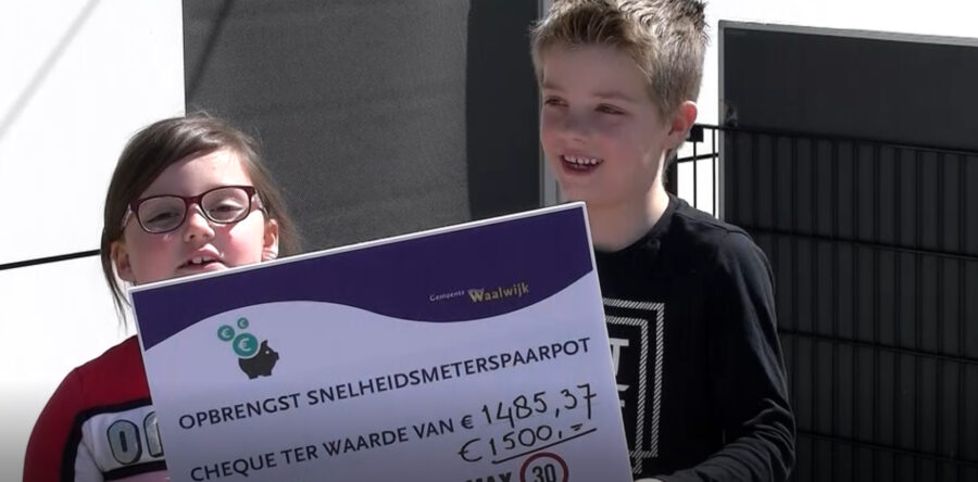 Odabasi reikt cheque uit aan leerlingen voor snelheidsmeterspaarpot (Video)