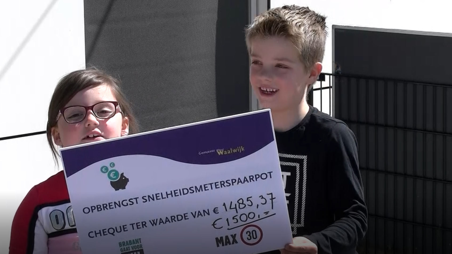 Odabasi reikt cheque uit aan leerlingen voor snelheidsmeterspaarpot (Video)