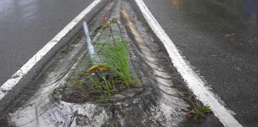 Gelanceerde auto belandt op z’n kop in weiland Dongen