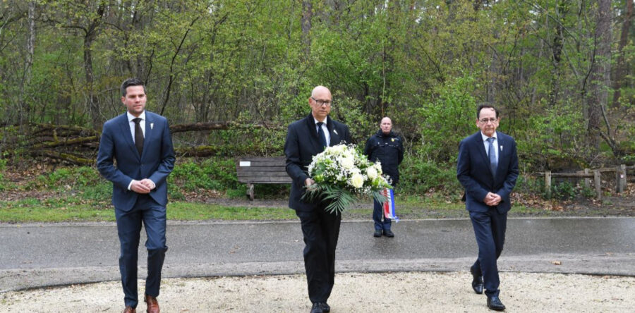 Locoburgemeester Bruijniks legt krans bij oorlogsmonument