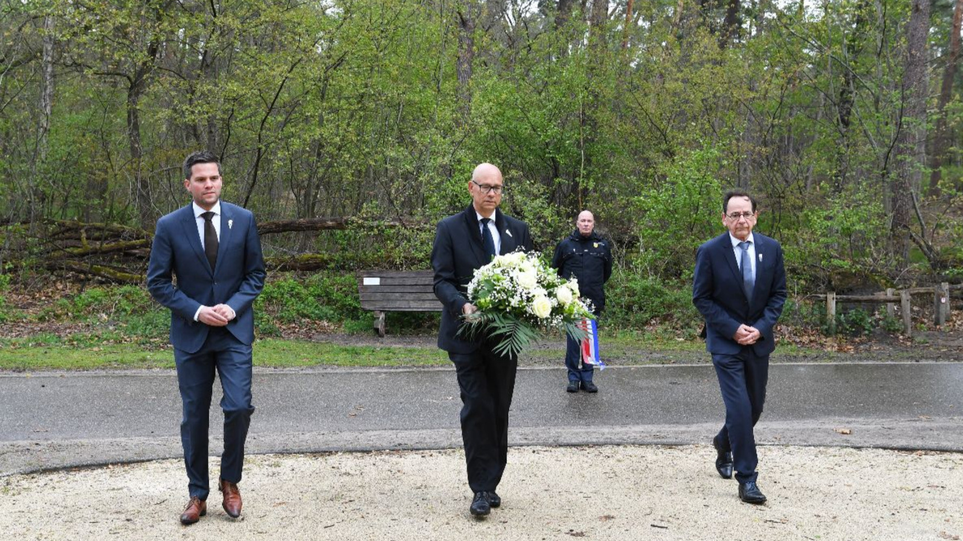 Locoburgemeester Bruijniks legt krans bij oorlogsmonument