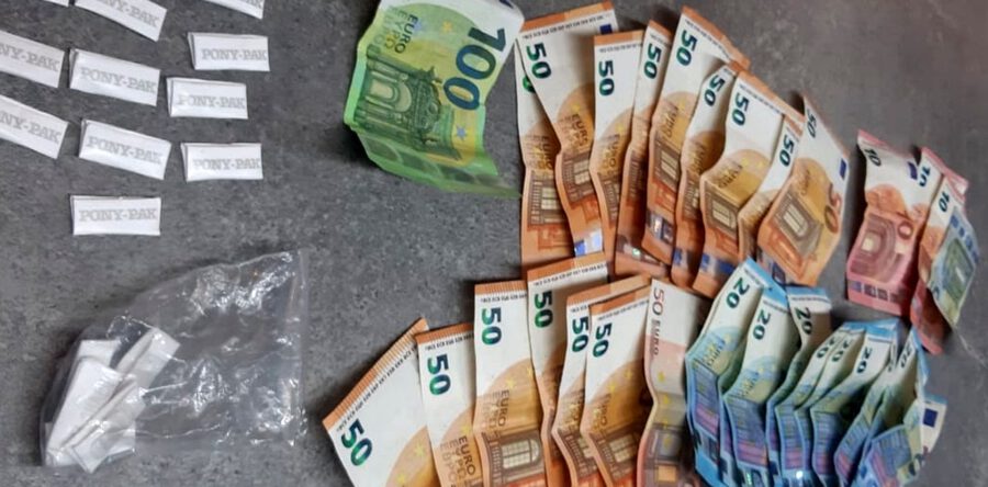 Drugs en geld in beslag genomen