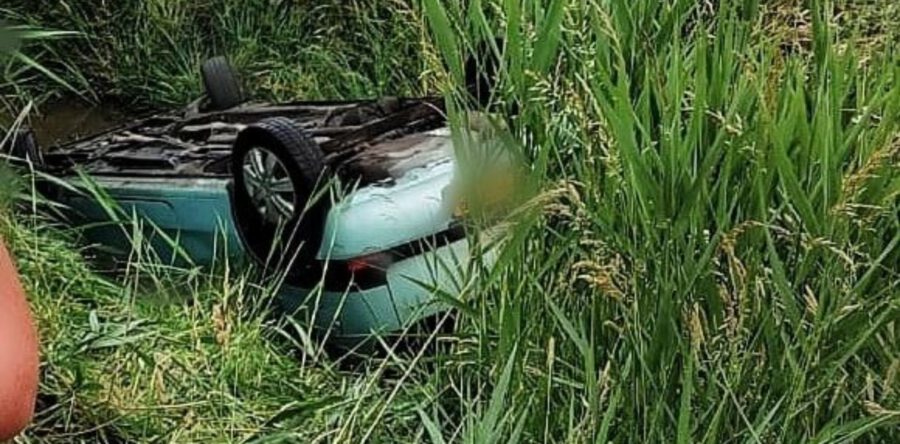 Auto op zijn kop in de sloot, omstanders redden inzittenden