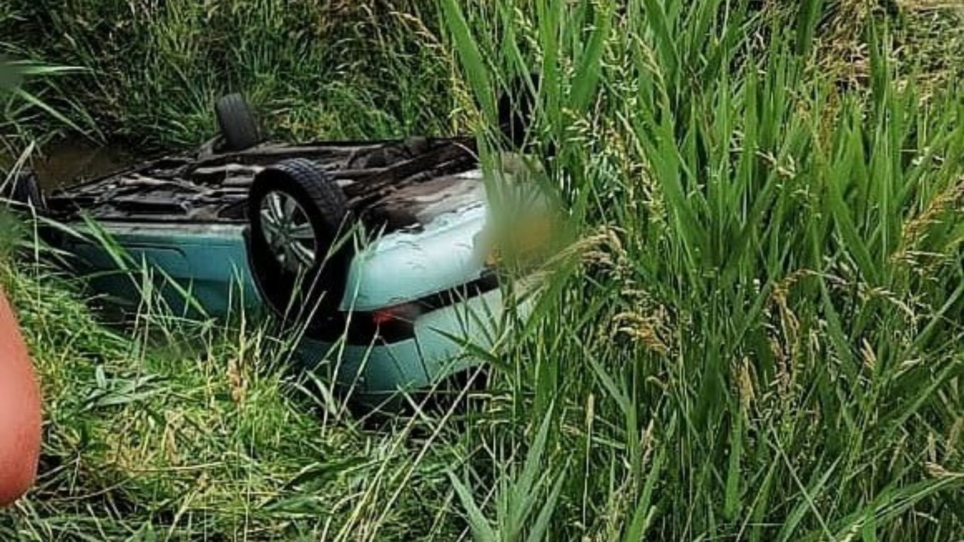 Auto op zijn kop in de sloot, omstanders redden inzittenden