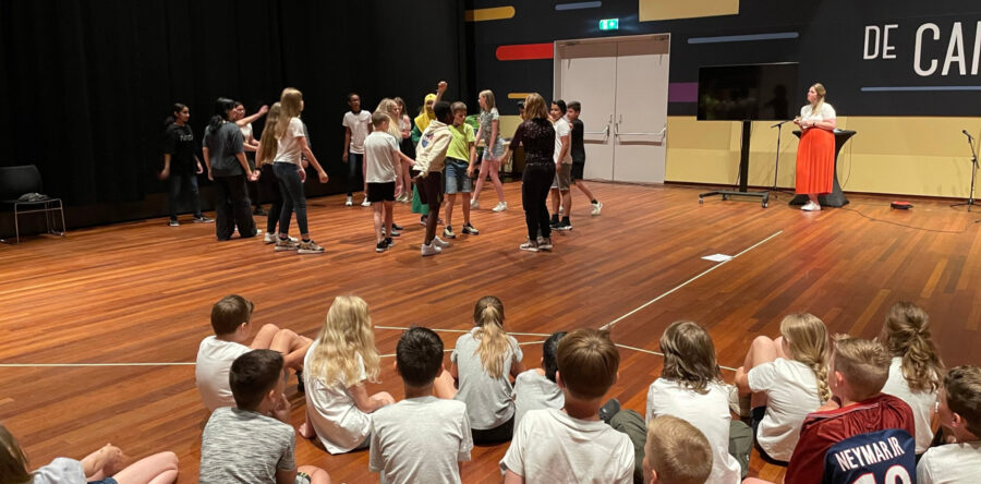 Kinderen dansen op verhaal Baron 1898 (Video)