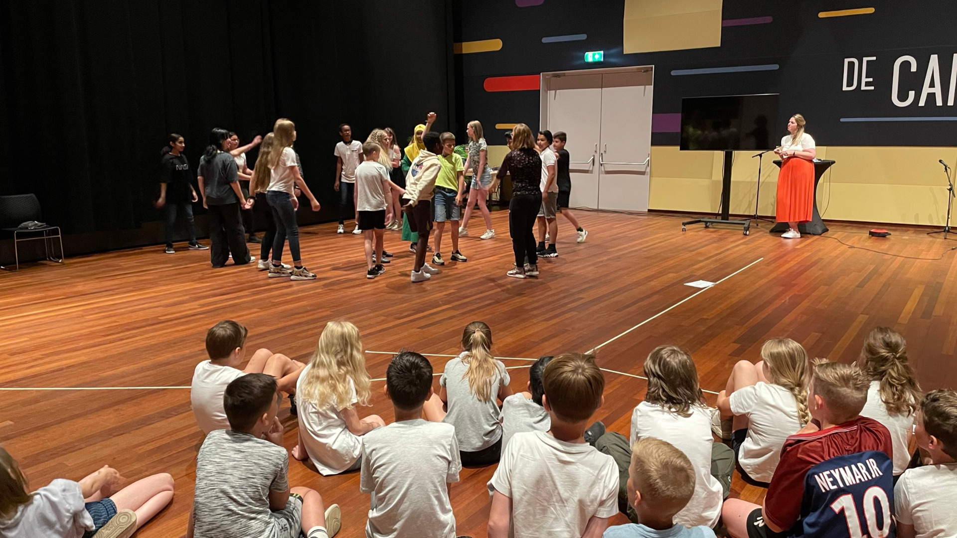 Kinderen dansen op verhaal Baron 1898 (Video)