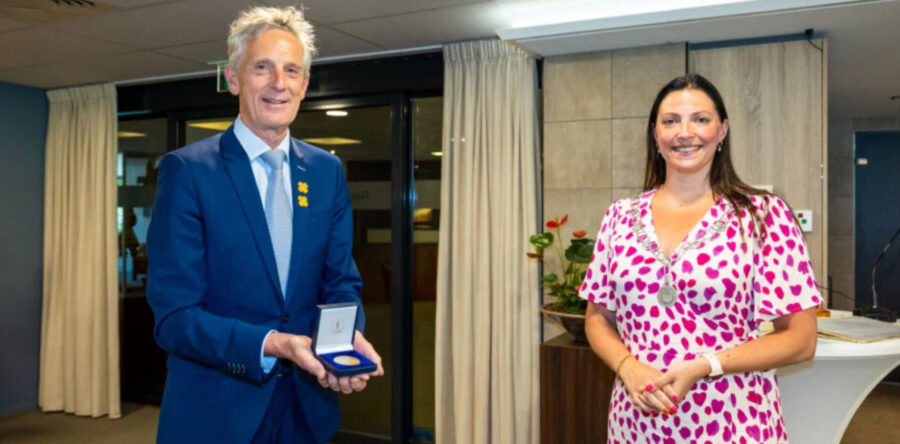 Gemeentelijke erepenning voor directeur Molenwijck