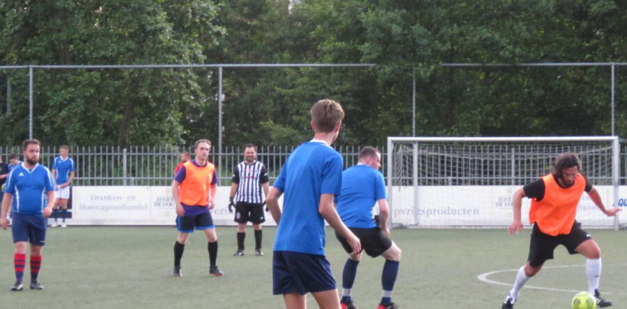 Teams RWB strijden om winst in onderling toernooi