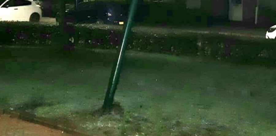 Bestuurder rijdt tegen lantaarnpaal en vlucht