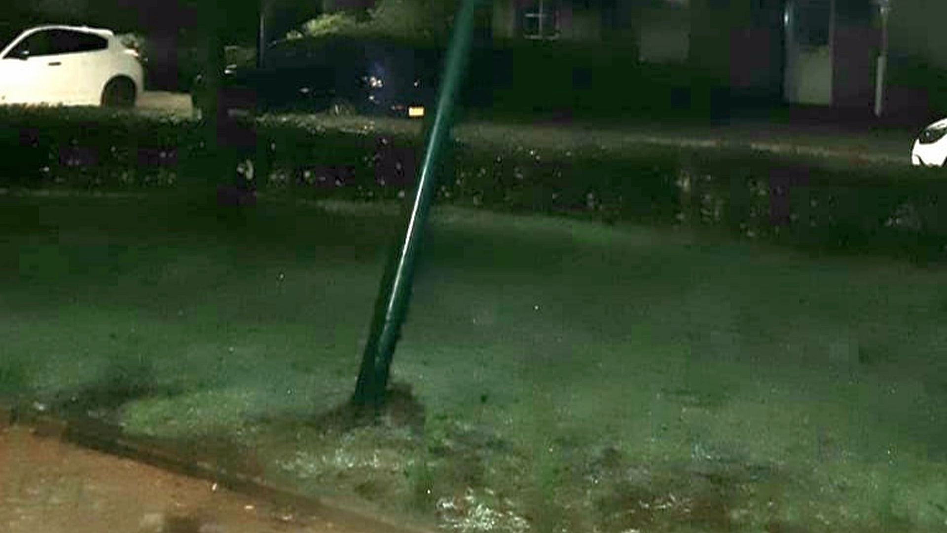 Bestuurder rijdt tegen lantaarnpaal en vlucht