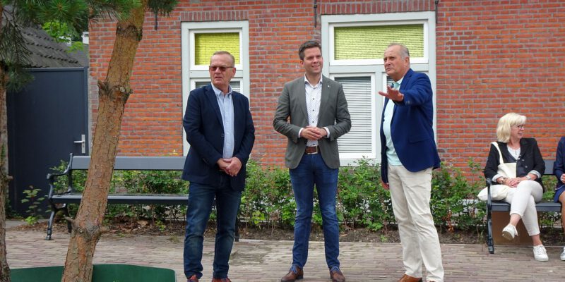 HR vlnr Jan van Besouw, Frank van Wel (Wethouder), Ron van Vugt bij duinpartij Ecliptica 2