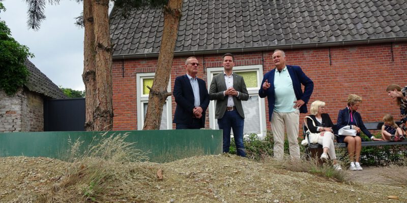 HR vlnr Jan van Besouw, Frank van Wel (Wethouder), Ron van Vugt bij duinpartij Ecliptica