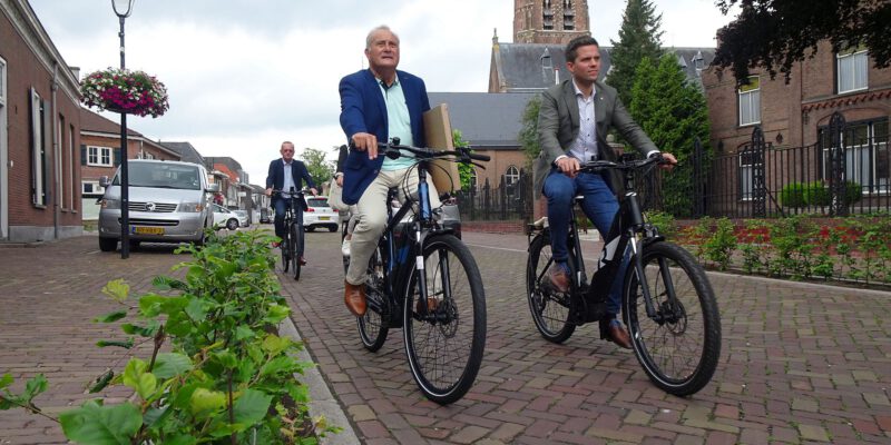 HR vlnr Ron van Vugt en Frank van Wel (Wethouder) op de fiets