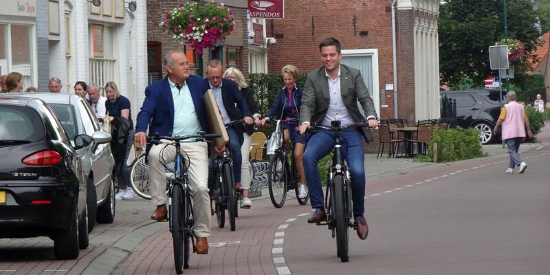 HR vlnr Ron van Vugt en Frank van Wel (Wethouder) op de fiets 2