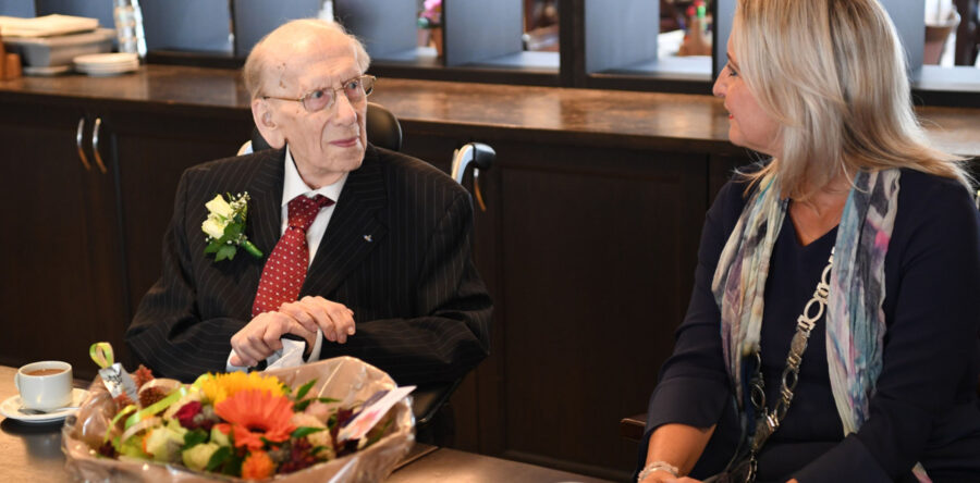 Burgemeester Ausems feliciteert oudste inwoner van Waalwijk